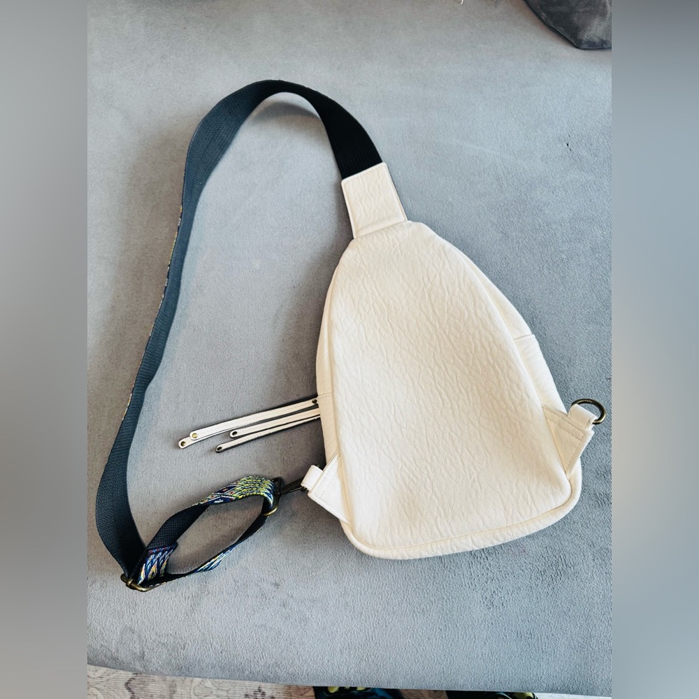 🪴Jessica Simpson White Faux Leather Sling Crossbody Bag with Patterned Strap EUC - Picture 4 of 6